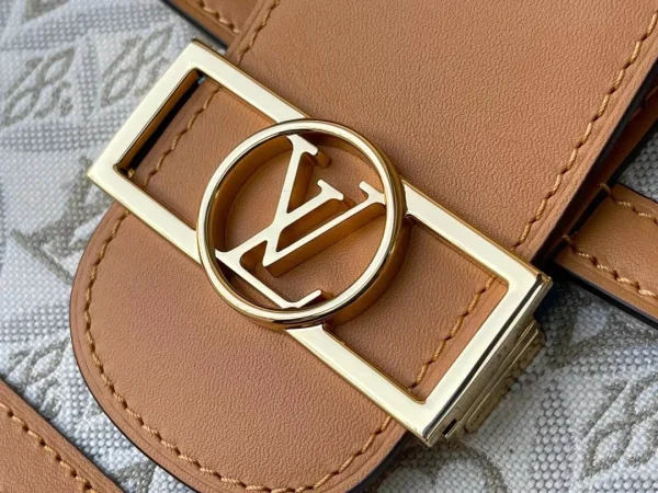 Louis Vuitton Size: 25 x 17 x 10.5 cm