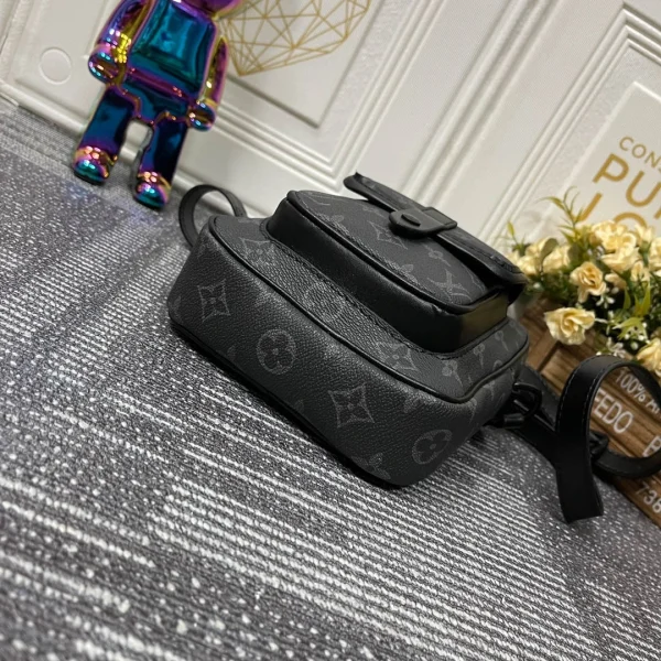 Louis Vuitton size: 15.0 x 17.0 x 8.0cm