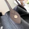Louis Vuitton Size: 23 x 21 x 13 cm