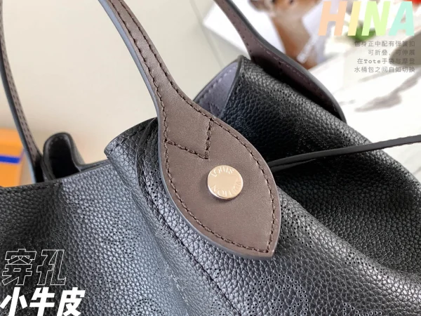 Louis Vuitton Size: 23 x 21 x 13 cm