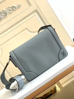 Louis Vuitton Size: 28.3 x 18.3 x 4.3 cm