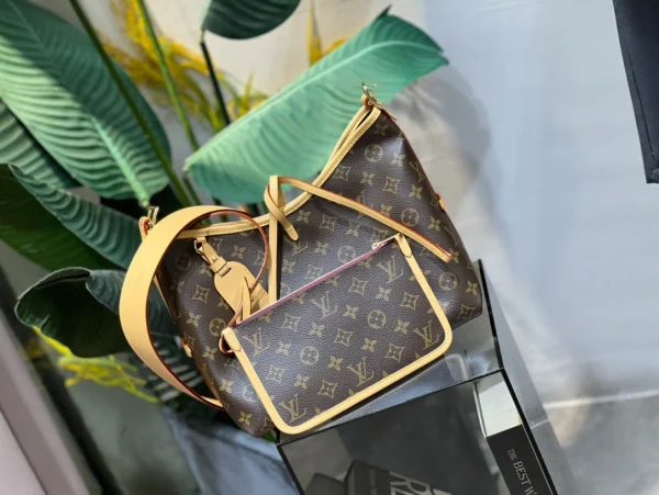 Louis Vuitton size: 29*12*24cm