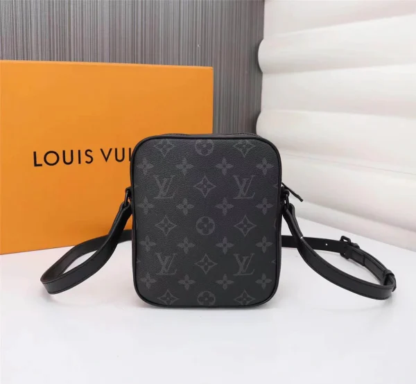 Louis Vuitton Model: 69404 Size: 15x17x8cm