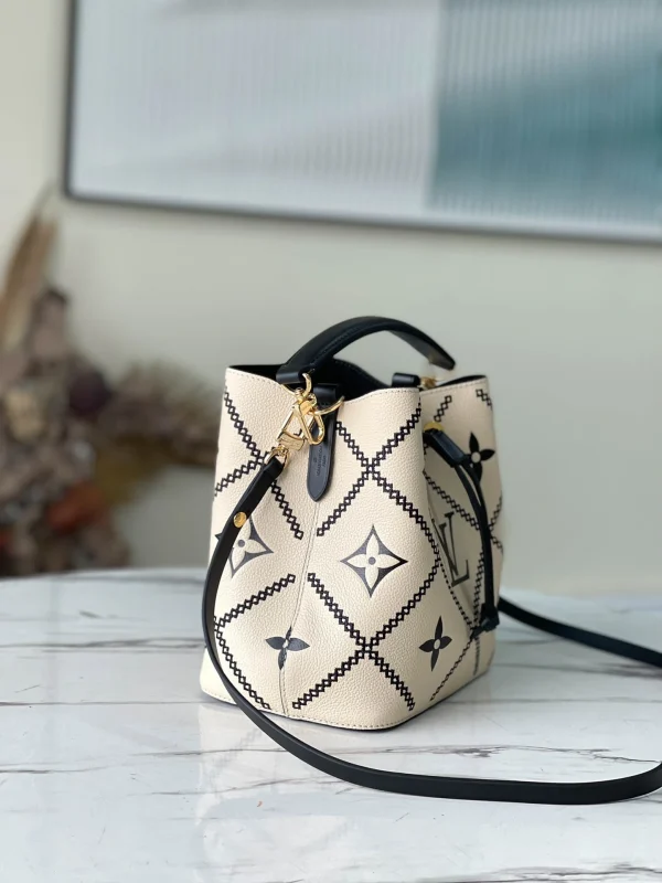 Louis Vuitton Size: 20 x 20 x 13 cm