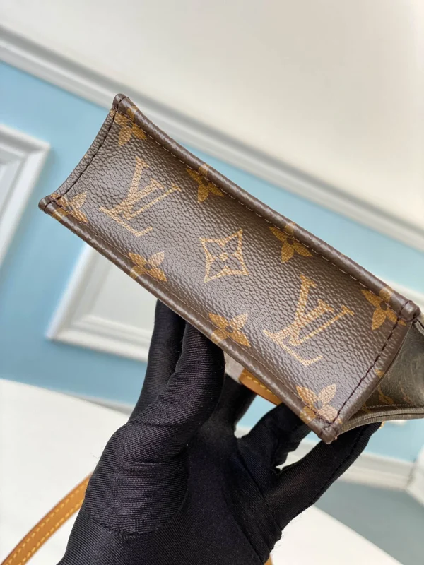 Louis Vuitton Size: 14.0 x 17.0 x 5.0 cm