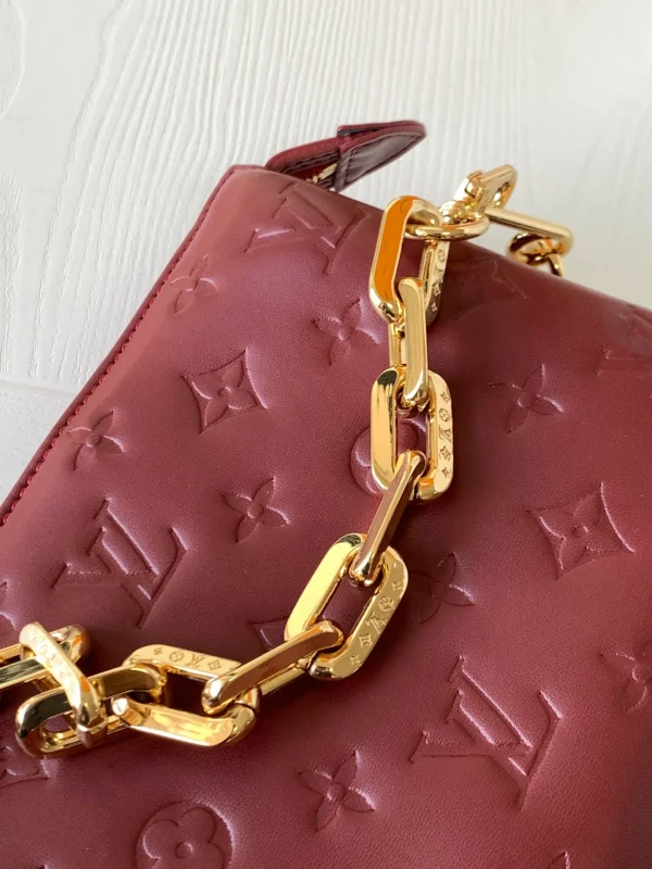 Louis Vuitton Size: 20 x 16 x 12 cm