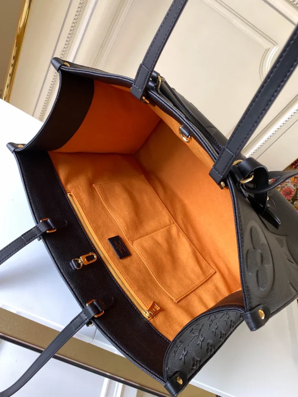 Louis Vuitton Size: 41.0 x 34.0 x 19.0 cm