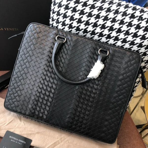 BV Briefcase Size: 39cm Black