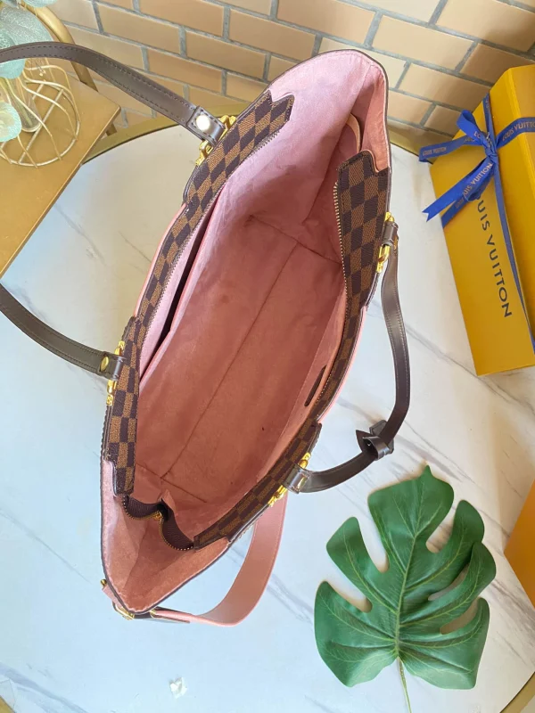 Louis Vuitton Size: 28X28X14cm Pocket 43cm