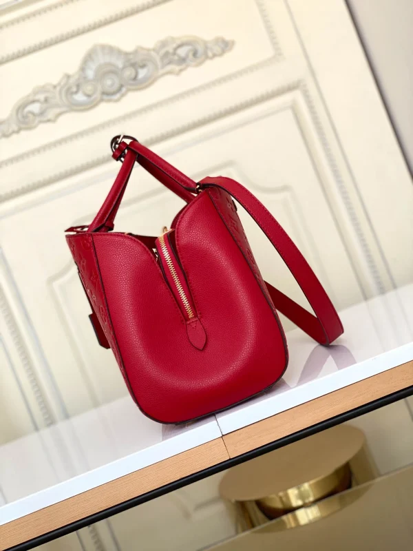 Louis Vuitton size: 33x23x15cm