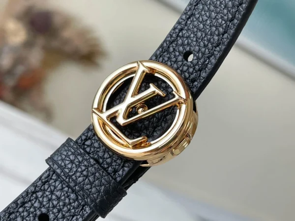 Louis Vuitton Size: 21 x 15 x 6.5 cm