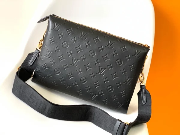 Louis Vuitton Size: 34 x 24 x 12 cm