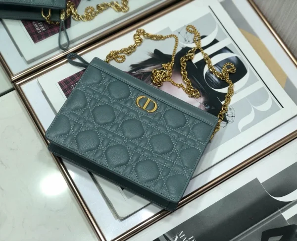 Caro Chain Clutch Size:19x14x3cm