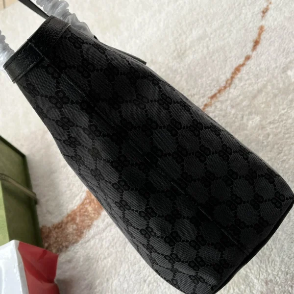 Balenciaga Model 680125 Size: 38*28*14