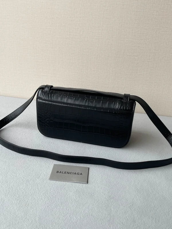 Gossip bag crossbody size: 23.5x12.4x10.4cm