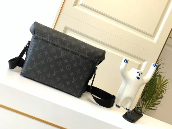 LV Model: M40511 Size 32*23*9cm