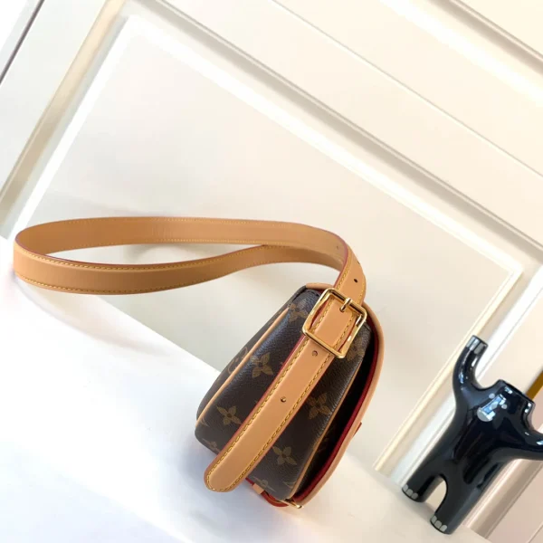 LV Model: M44860 Size 18*15*8cm