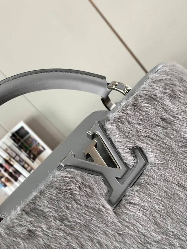 Louis Vuitton Size: 24x14x9cm