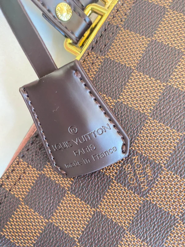 Louis Vuitton Size: 28X28X14cm Pocket 43cm