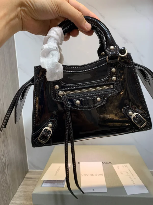 Black Size: 22cm