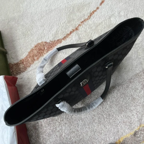 Balenciaga Model 680125 Size: 38*28*14