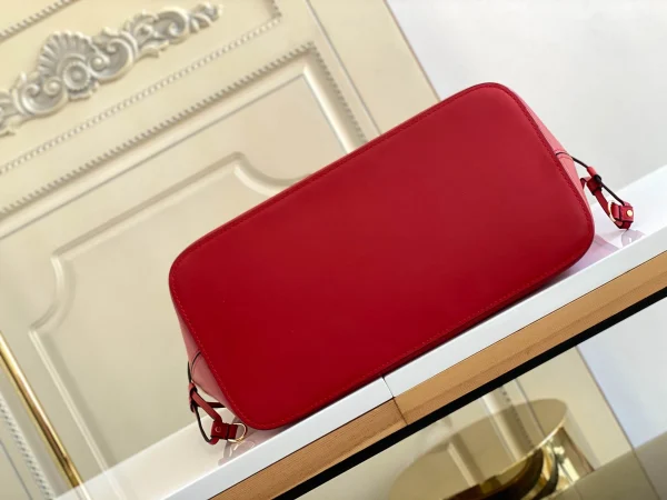 Louis Vuitton Size: 32x29x17cm