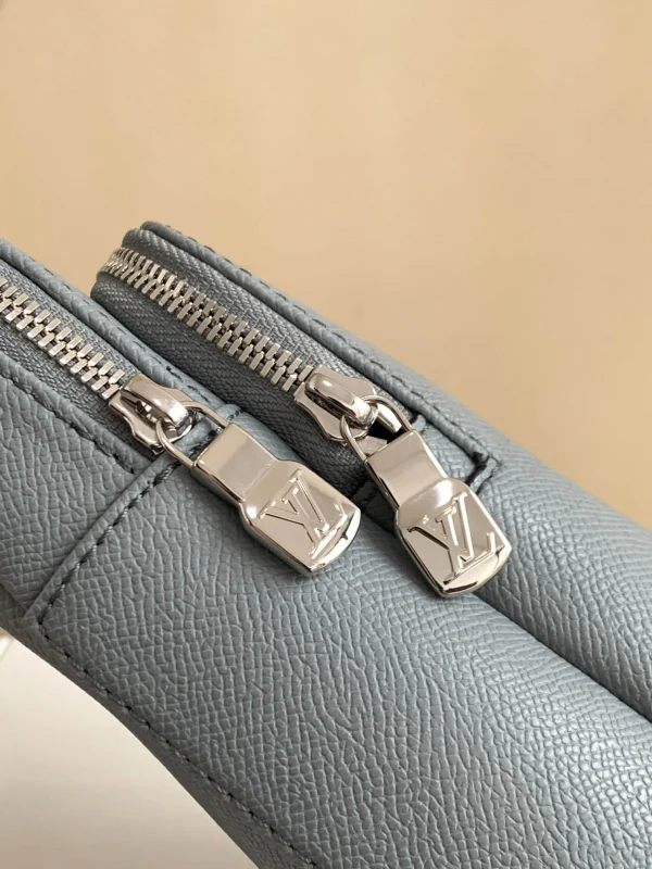 Louis Vuitton Size: 20.0 x 31.0 x 10.0 cm