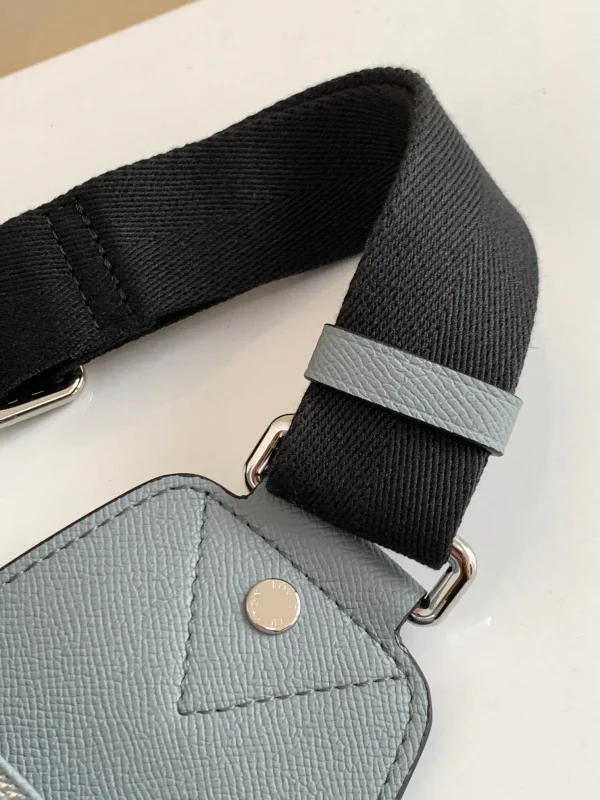 Louis Vuitton Size: 20.0 x 31.0 x 10.0 cm