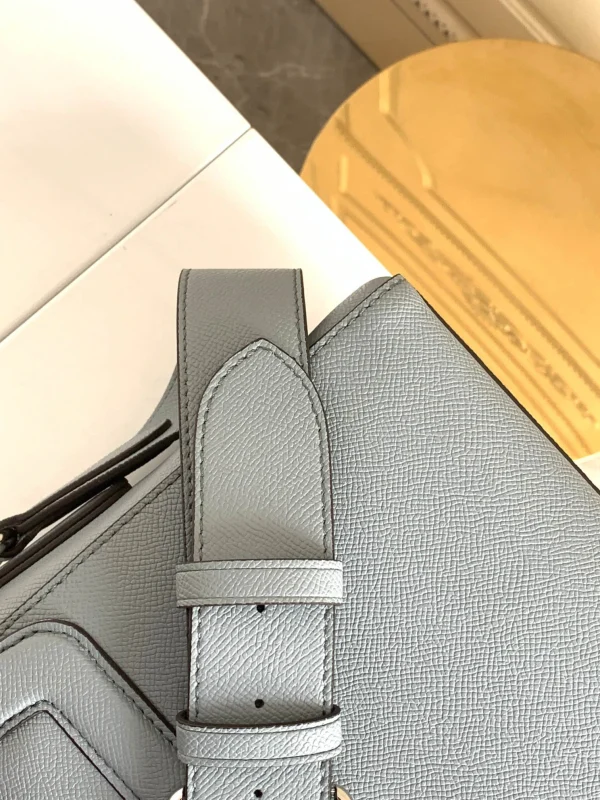 Louis Vuitton Size: 28.3 x 18.3 x 4.3 cm