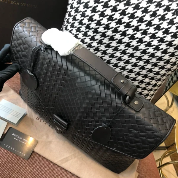 BV Briefcase Size: 40cm Black