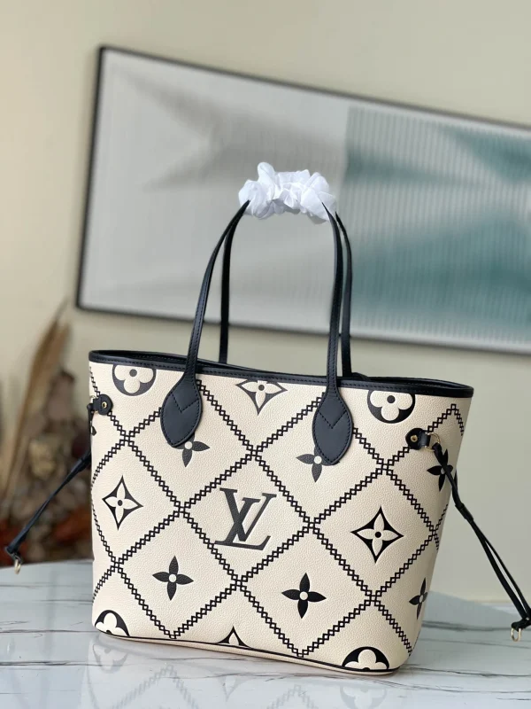Louis Vuitton Size: 31 x 28 x 14 cm