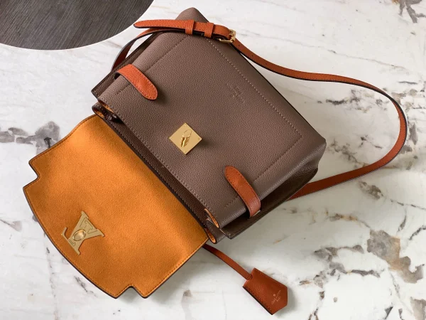Louis Vuitton Size: 28*20*11.5cm