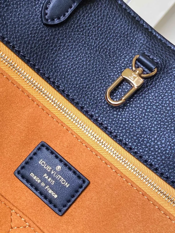 Louis Vuitton Size: 41.0 x 34.0 x 19.0 cm