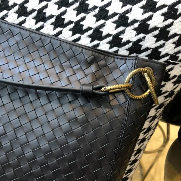 BV Briefcase Size: 33cm Black