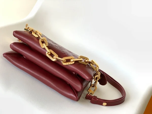 Louis Vuitton Size: 20 x 16 x 12 cm
