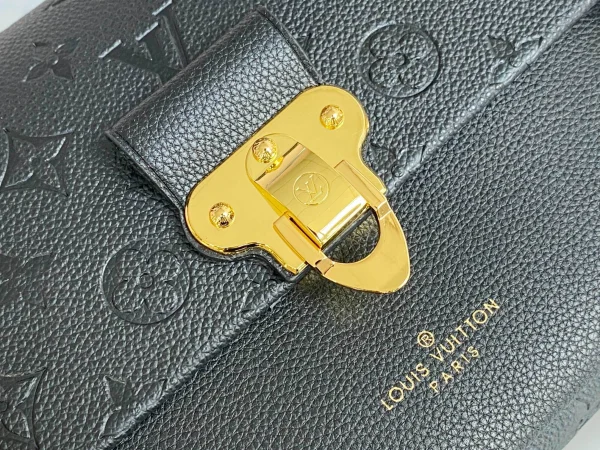 Louis Vuitton Size: 25.0 x 17.0 x 9.5 cm
