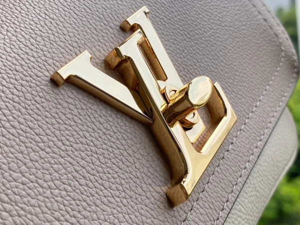 Louis Vuitton Size: 19 x 13 x 8 cm
