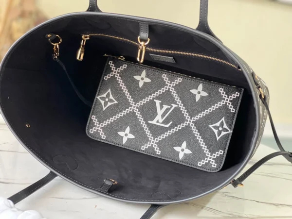 Louis Vuitton Spring Collection Size: 31 x 28 x 14 cm