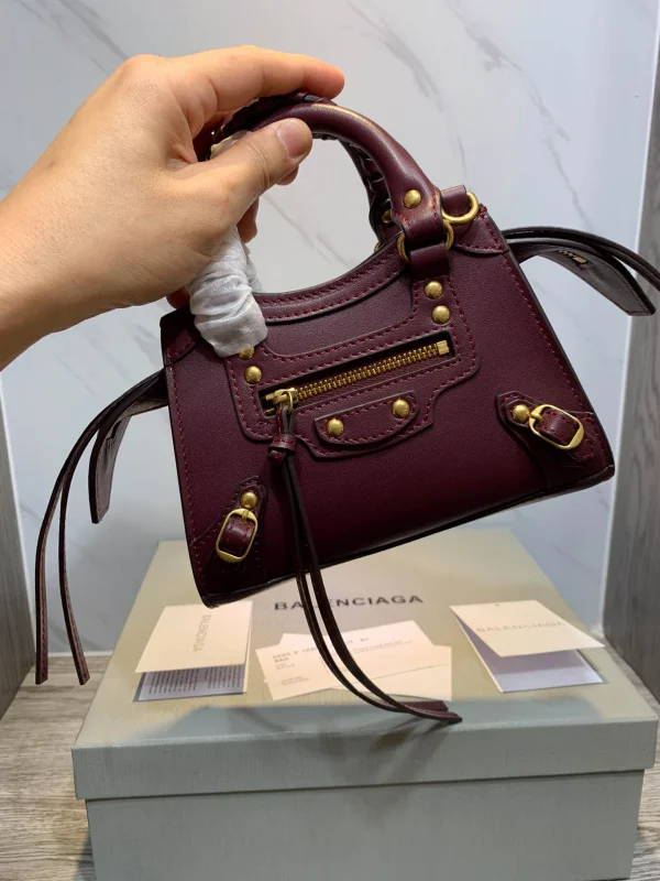 Burgundy Size: 18cm