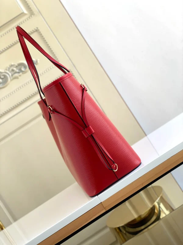 Louis Vuitton Size: 32x29x17cm