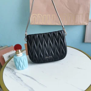 Miu Miu handheld underarm bag Size£º20X15X4.5cm