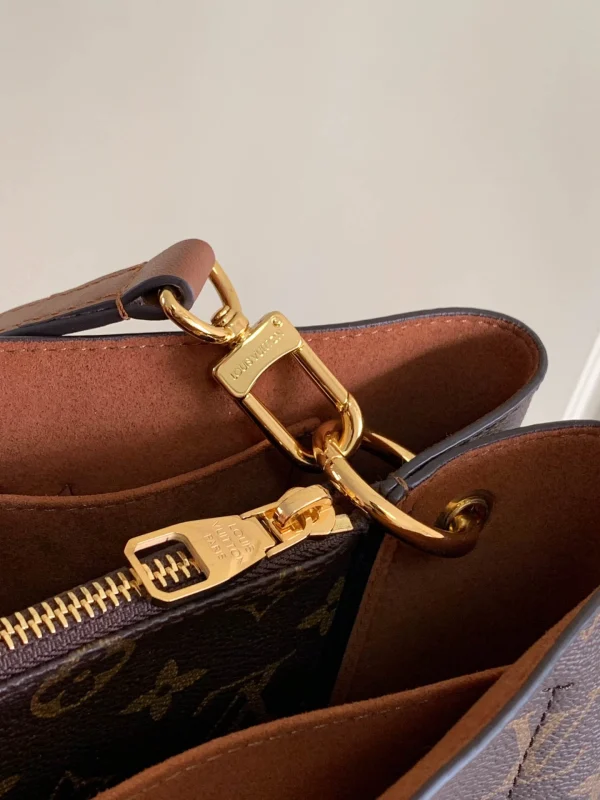Louis Vuitton Size: 34.0 x 24.0 x 13.0 cm
