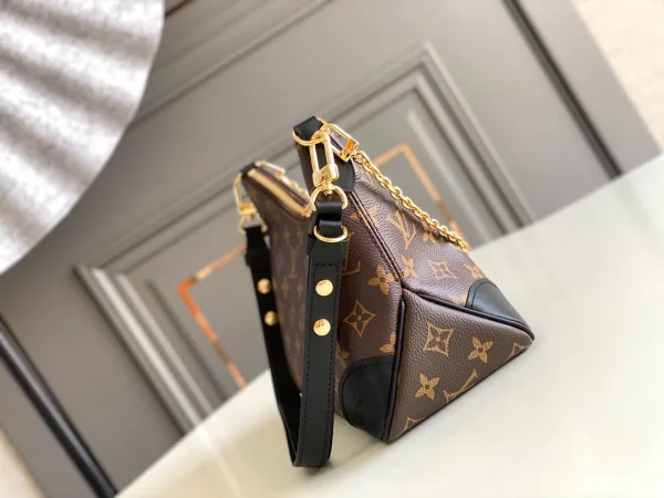 Louis Vuitton Size: 29 x 16 x 9.5 cm