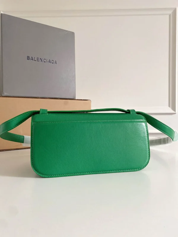 Crossbody Size: 23.5x12.4x10.4cm
