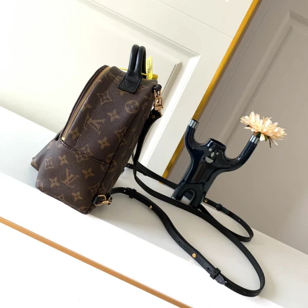 LV Model: M44873 Size 17*22*10cm