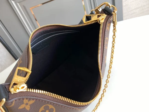 Louis Vuitton Size: 29 x 16 x 9.5 cm