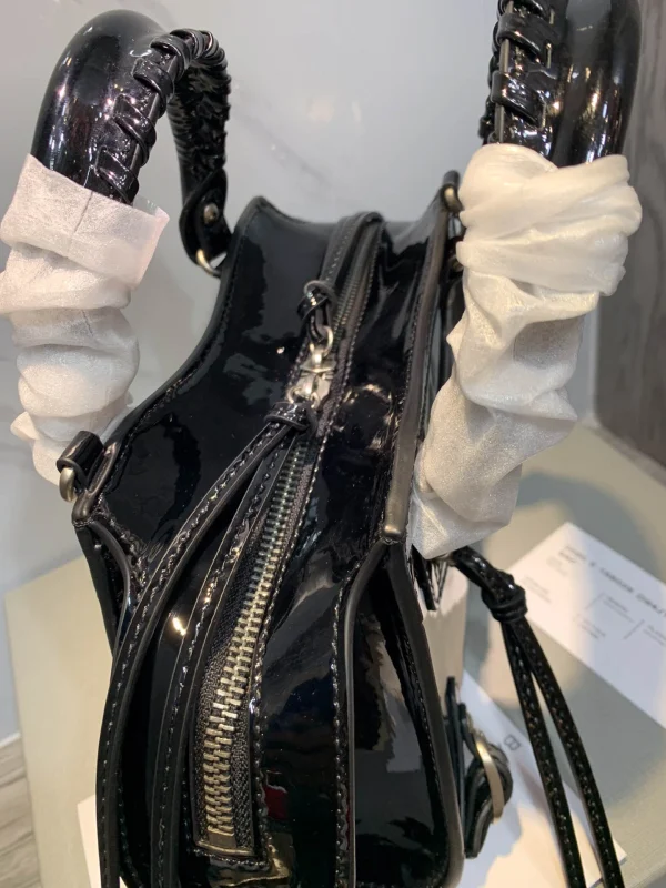 Black Size: 22cm