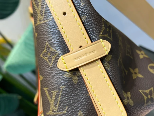 Louis Vuitton size: 29*12*24cm