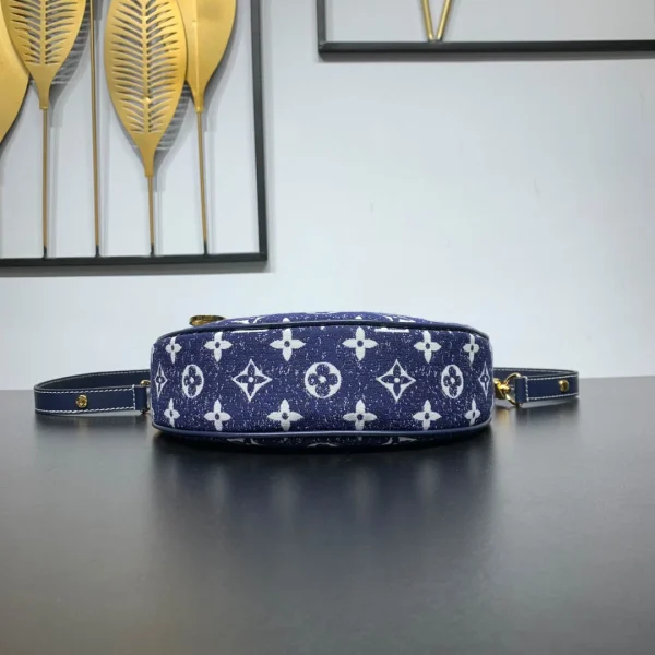 Louis Vuitton Size: 23 x 13 x 6 cm