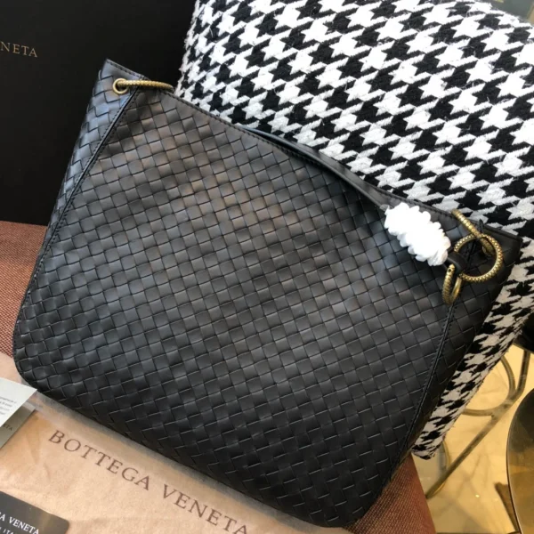 BV Briefcase Size: 33cm Black